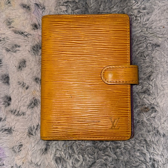 Men’s or Women’s Louis Vuitton Epi Passport Holder in Excellent condition! - Picture 1 of 12